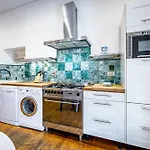 Yd Bright 2-bedroom Retreat With Elevator