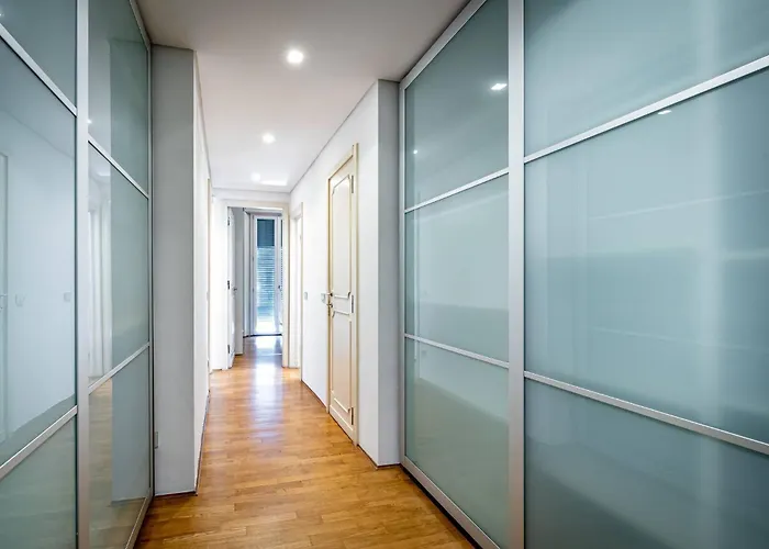 Yd Bright 2-bedroom Retreat With Elevator